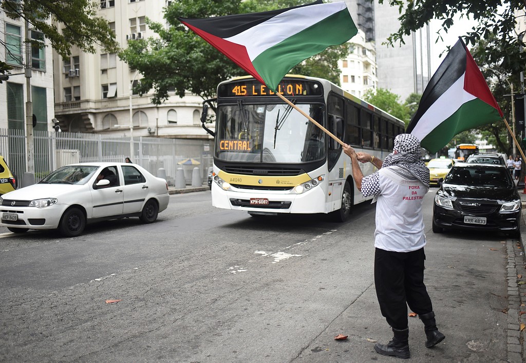 برازیل میں امریکی سفارتخانے کے سامنے بیت المقدس فیصلے کے خلاف مظاہرہ