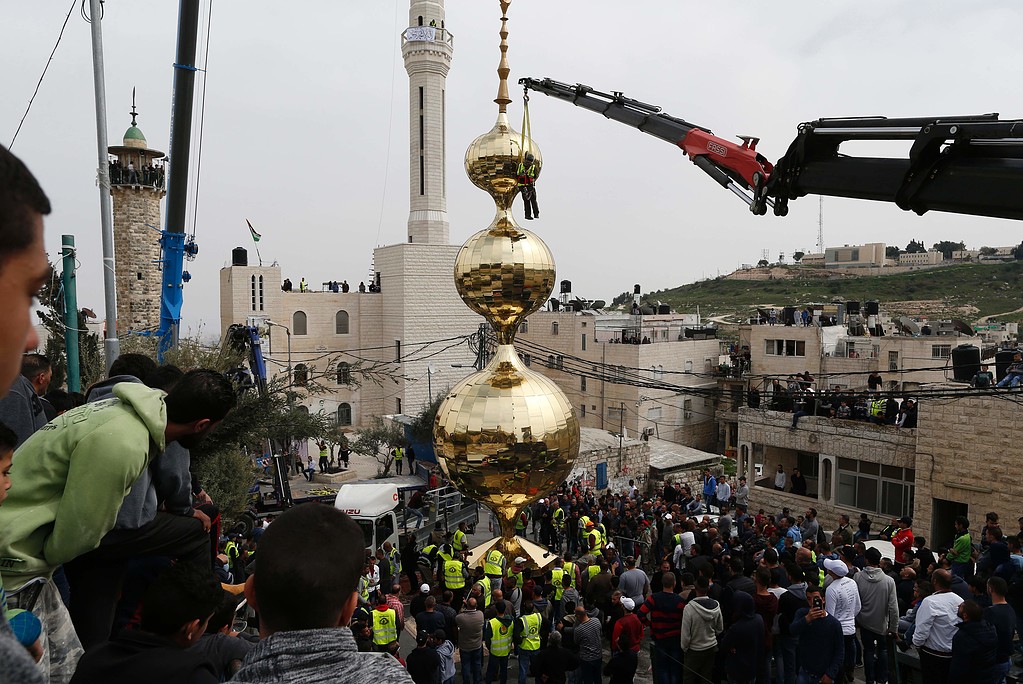 بیت المقدس میں مسجد کا مینار نصب کرنے کے مناظر