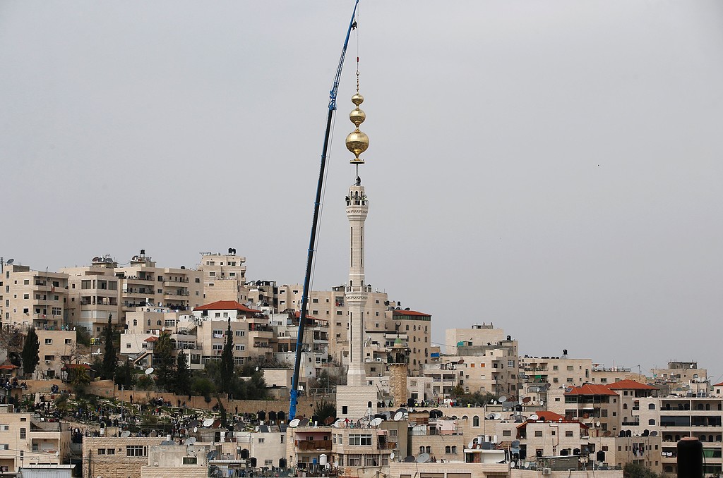 بیت المقدس میں مسجد کا مینار نصب کرنے کے مناظر