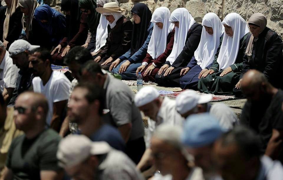 قبلہ اول کے باہر فلسطینیوں کا دھرنا، نماز کی ادائی اور جھڑپیں
