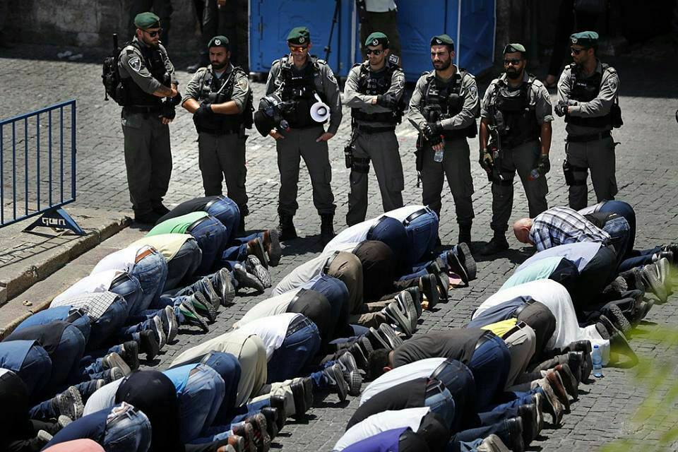 قبلہ اول کے باہر فلسطینیوں کا دھرنا، نماز کی ادائی اور جھڑپیں