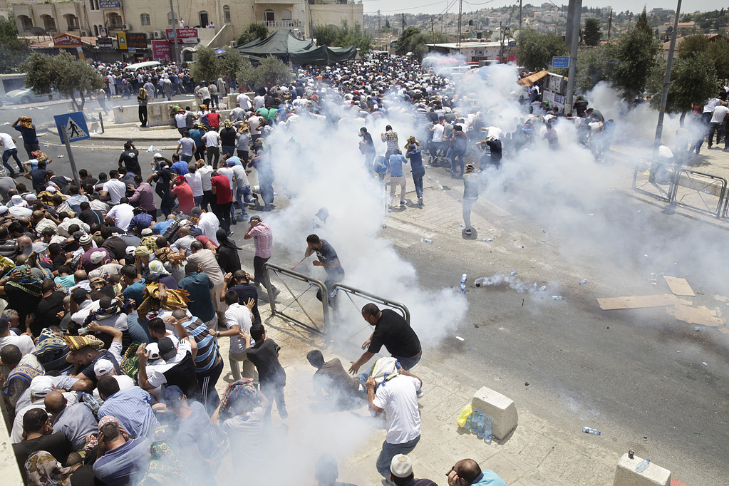 بیت المقدس میں فلسطینی مظاہرین پراسرائیلی فوج کی شیلنگ