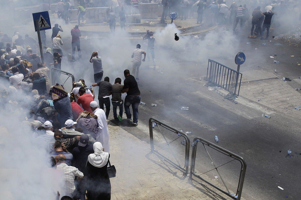 بیت المقدس میں فلسطینی مظاہرین پراسرائیلی فوج کی شیلنگ