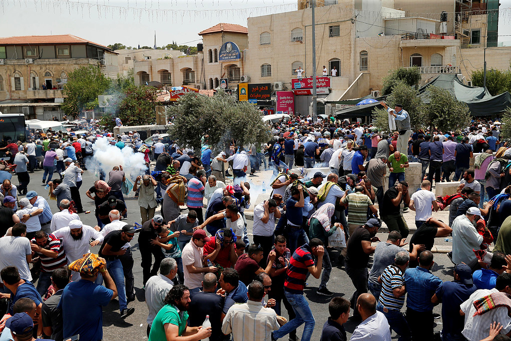 بیت المقدس میں فلسطینی مظاہرین پراسرائیلی فوج کی شیلنگ