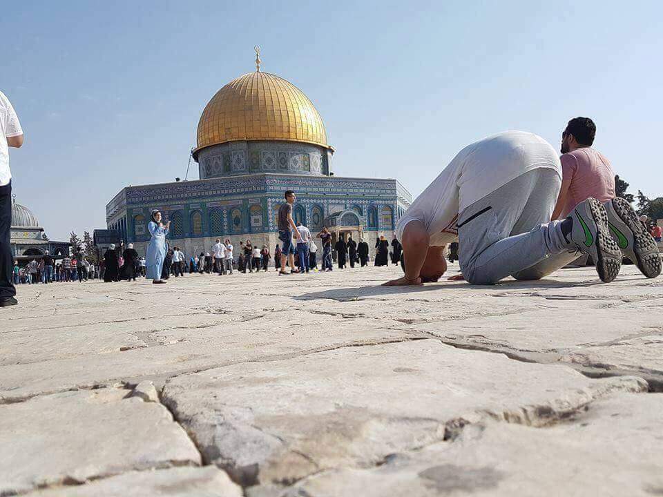 قبلہ اول سے پابندیاں  ہٹانے کے بعد القدس میں شہری جشن مناتے ہوئے