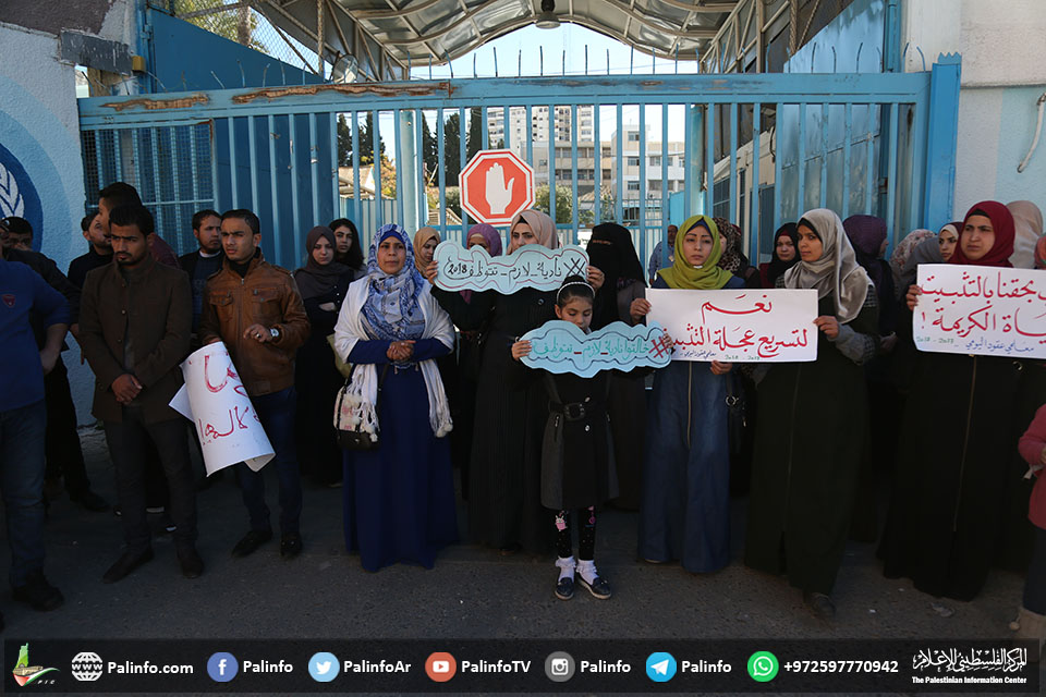 غزہ: اساتذہ کا اپنے مطالبات کے حق میں ’اونروا‘ کے دفتر کے باہر احتجاج