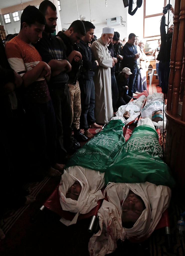 شہداء خان یونس کے جنازوں اور تدفین کے مناظر
