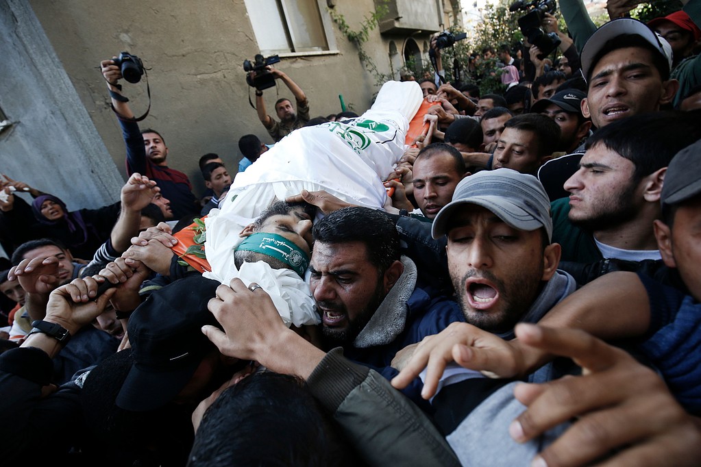 شہداء خان یونس کے جنازوں اور تدفین کے مناظر
