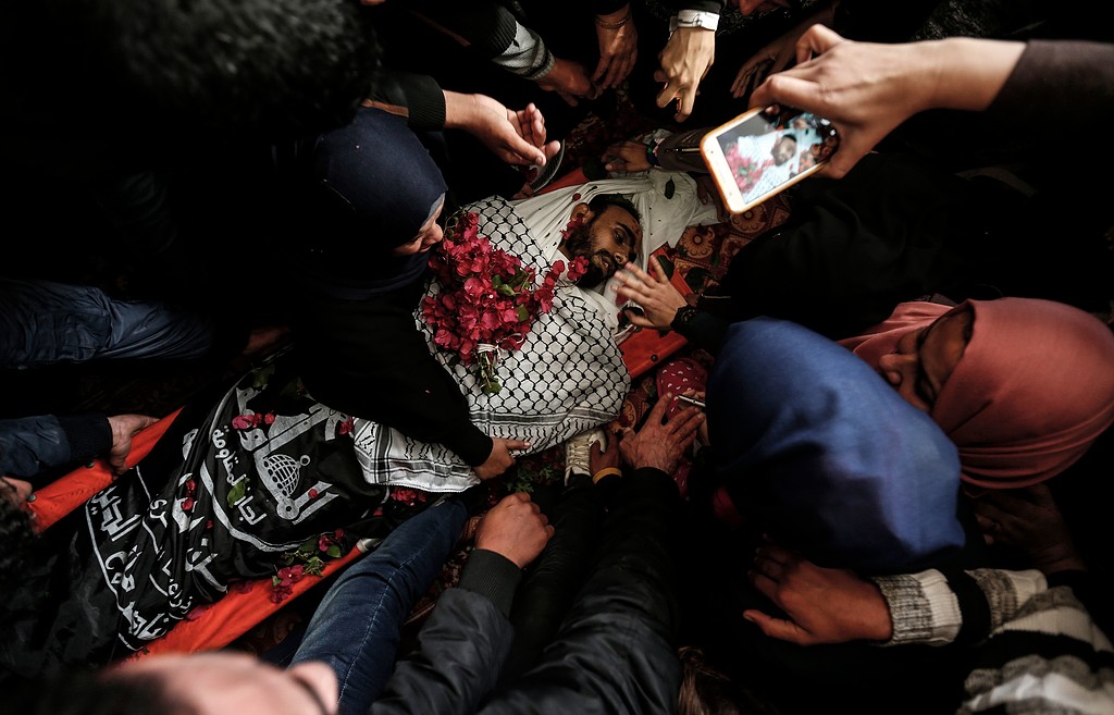 شہداء خان یونس کے جنازوں اور تدفین کے مناظر