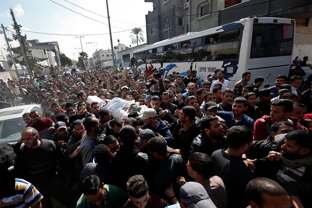 شہداء خان یونس کے جنازوں اور تدفین کے مناظر