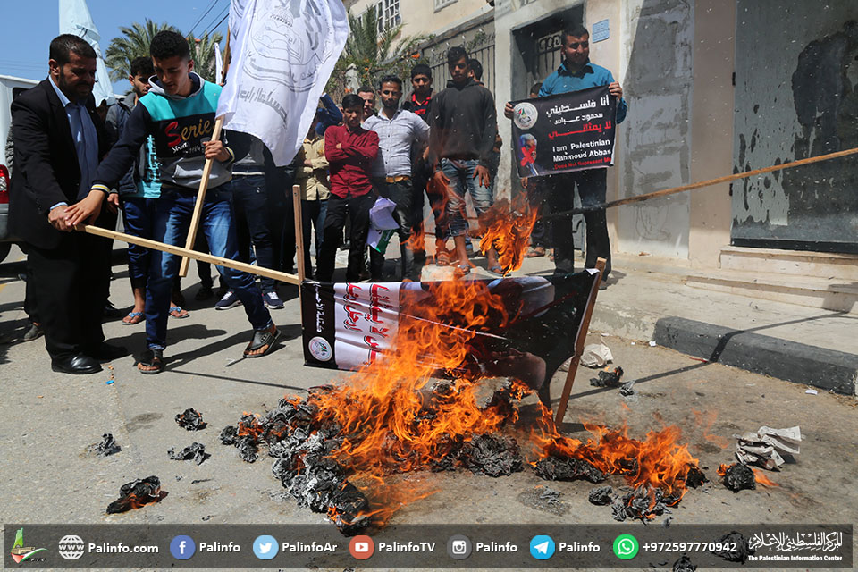 محمود عباس کے انتقامی فیصلوں کے خلاف غزہ کے عوام سڑکوں پر