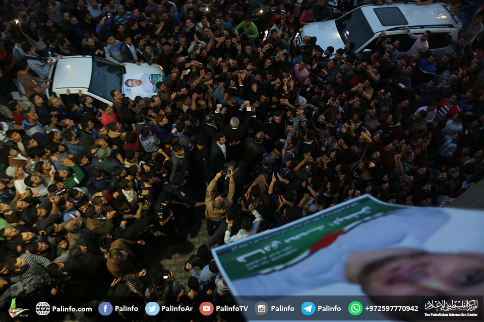 شہید فلسطینی سائنسدان ڈاکٹر البطش کے جنازے میں لاکھوں افراد کی شرکت