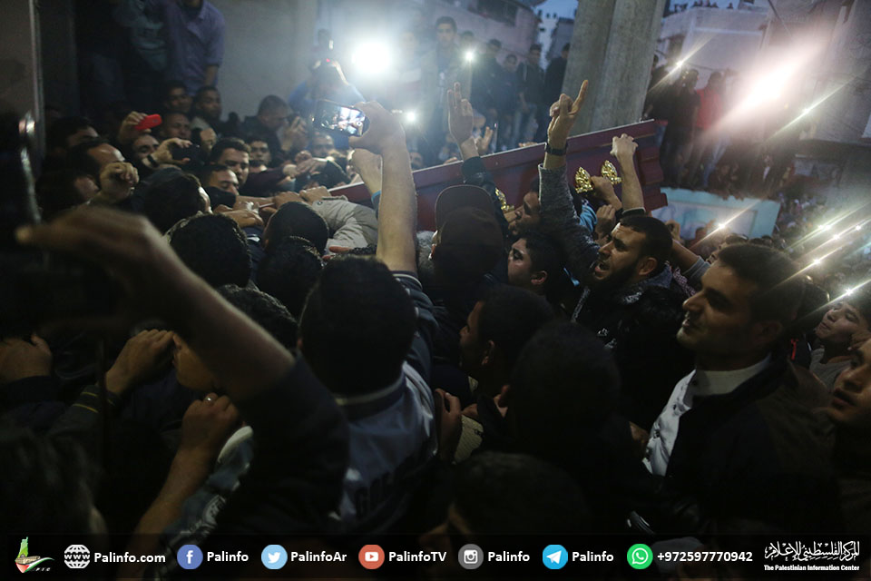 شہید فلسطینی سائنسدان ڈاکٹر البطش کے جنازے میں لاکھوں افراد کی شرکت