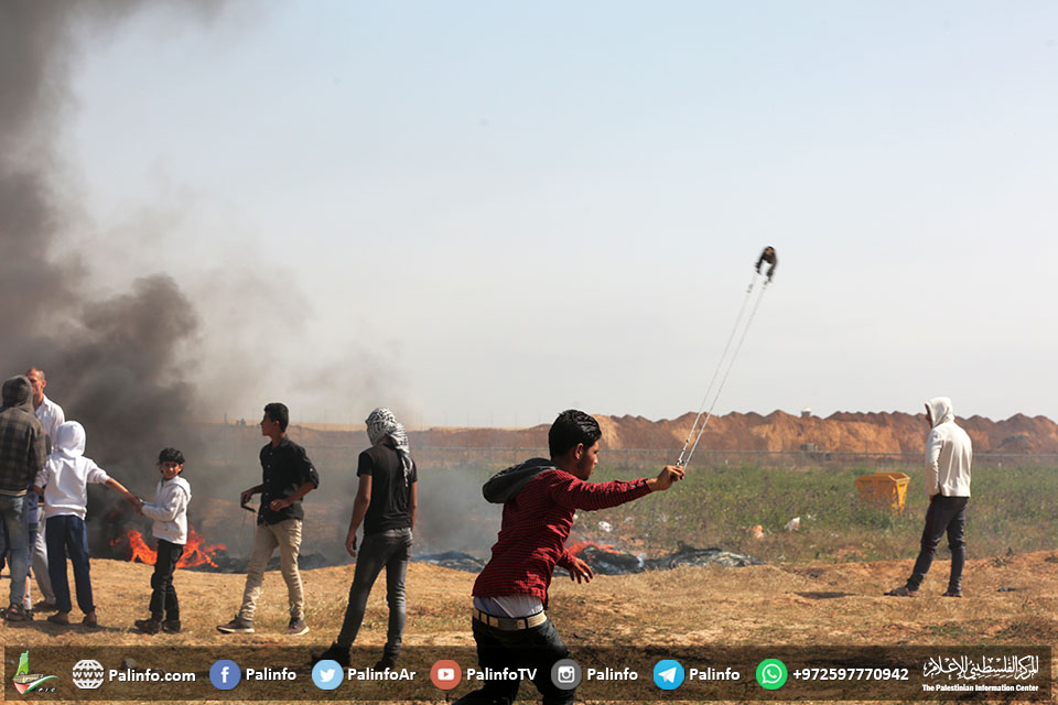 شمالی غزہ میں فلسطینی مظاہرین اسرائیلی فوج میں جھڑپوں کے مناظر