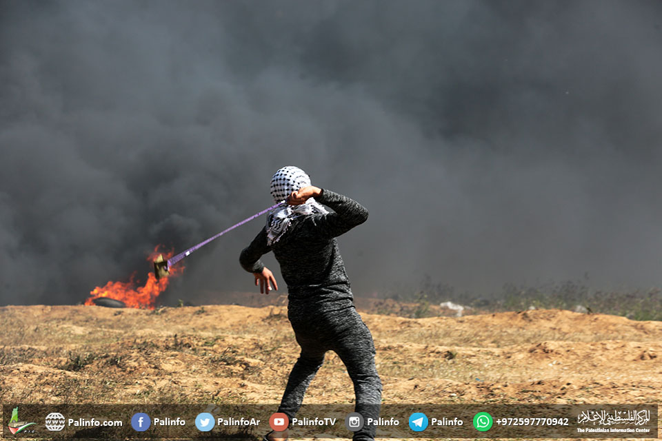 شمالی غزہ میں فلسطینی مظاہرین اسرائیلی فوج میں جھڑپوں کے مناظر