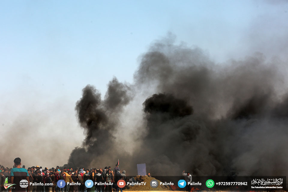 شمالی غزہ میں فلسطینی مظاہرین اسرائیلی فوج میں جھڑپوں کے مناظر