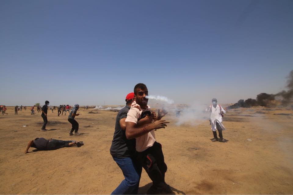 اسرائیلی فوج کا آنسوگیس کا شیل فلسطینی نوجوان کے منہ پرجا لگا