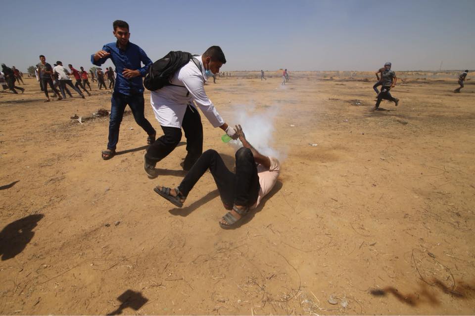 اسرائیلی فوج کا آنسوگیس کا شیل فلسطینی نوجوان کے منہ پرجا لگا