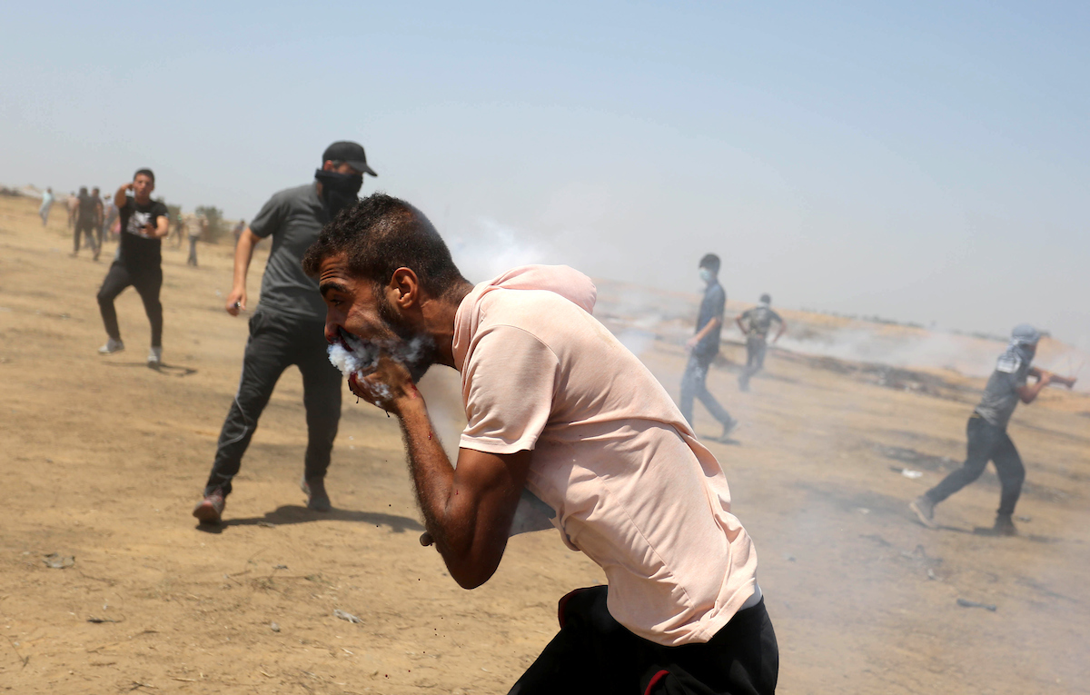 اسرائیلی فوج کا آنسوگیس کا شیل فلسطینی نوجوان کے منہ پرجا لگا