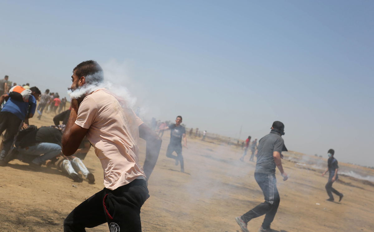 اسرائیلی فوج کا آنسوگیس کا شیل فلسطینی نوجوان کے منہ پرجا لگا