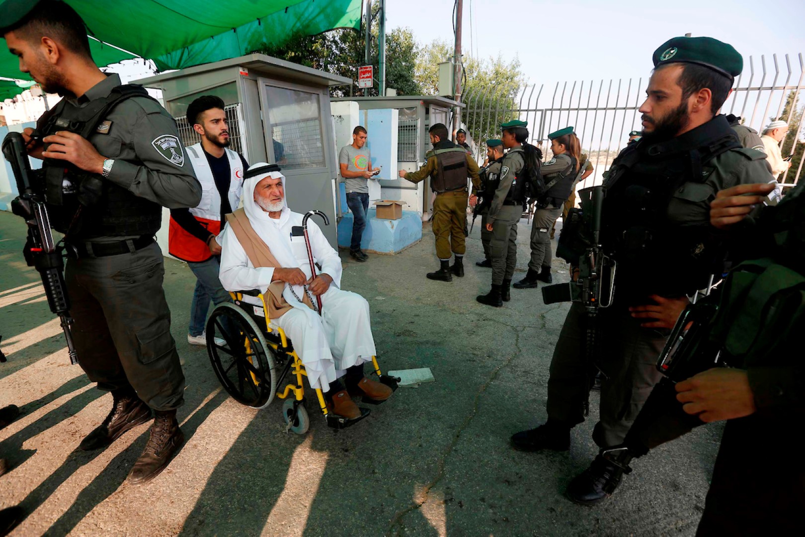 اسرائیلی پابندیوں کے باوجود فلسطینیوں کی جوق در جوق مسجد اقصیٰ آمد