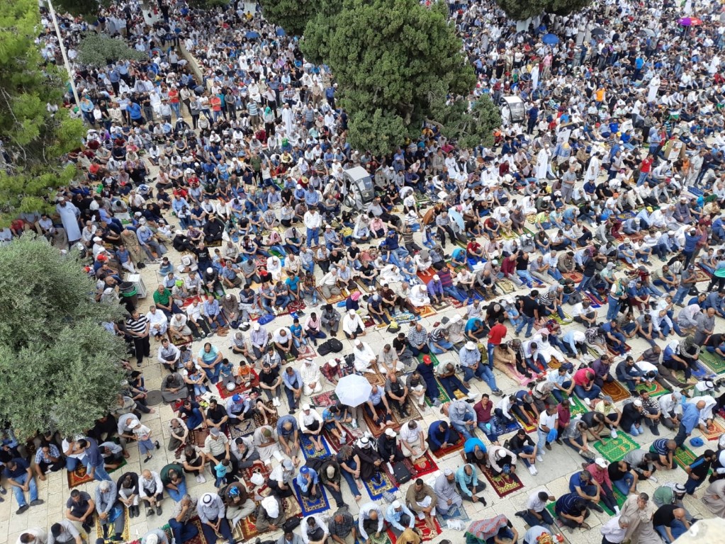 اسرائیلی پابندیوں کے باوجود فلسطینیوں کی جوق در جوق مسجد اقصیٰ آمد