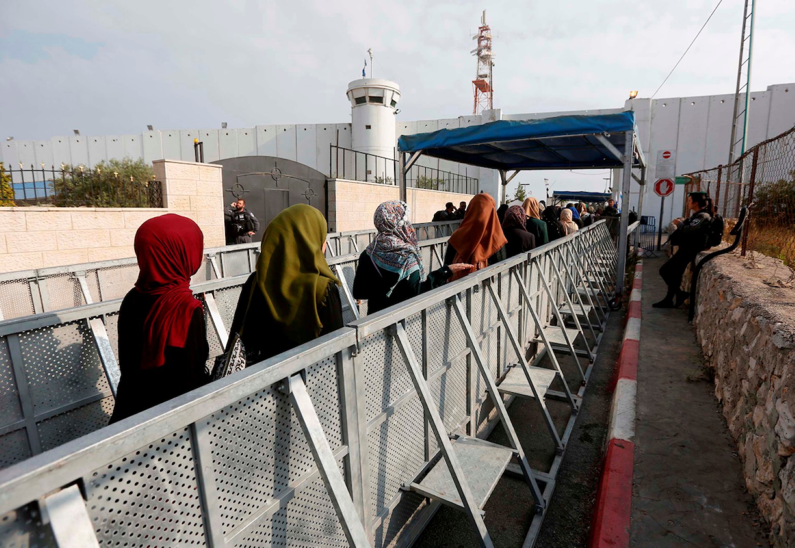 اسرائیلی پابندیوں کے باوجود فلسطینیوں کی جوق در جوق مسجد اقصیٰ آمد