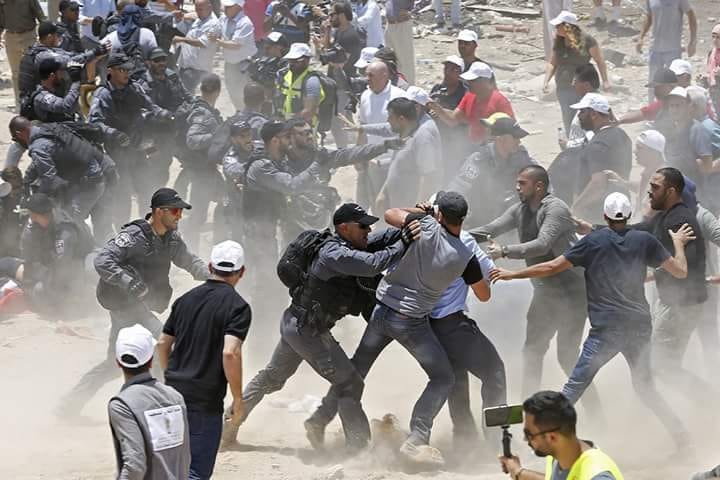 خان الاحمرسے فلسطینیوں کی جبری بے دخلی کے موقع پرصہیونی فوج کا تشدد