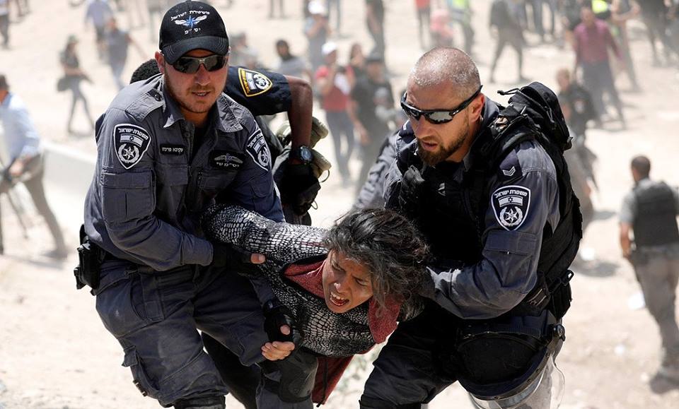 خان الاحمرسے فلسطینیوں کی جبری بے دخلی کے موقع پرصہیونی فوج کا تشدد