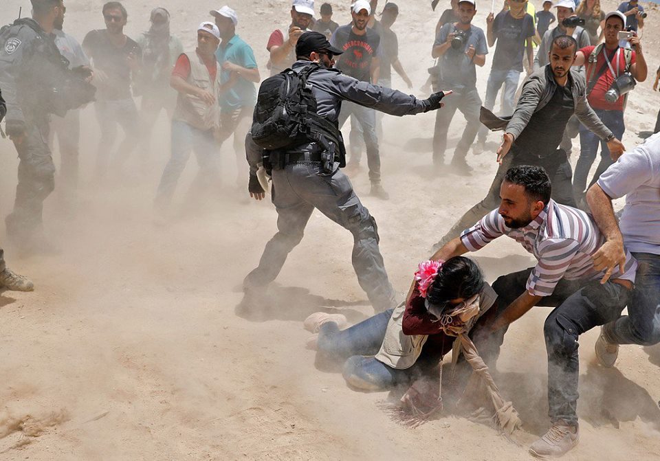 خان الاحمرسے فلسطینیوں کی جبری بے دخلی کے موقع پرصہیونی فوج کا تشدد