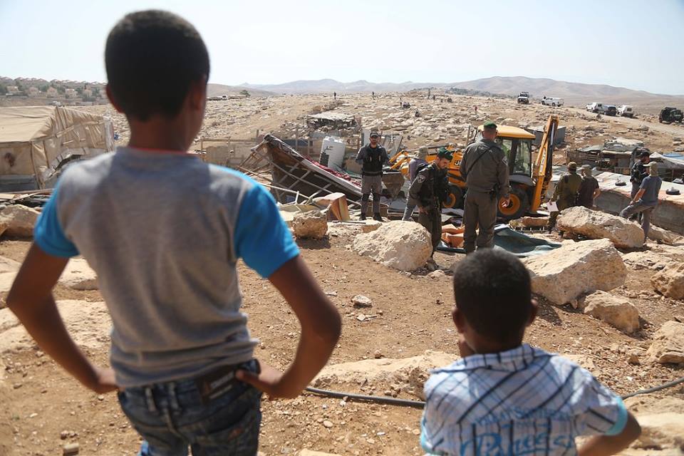 خان الاحمرسے فلسطینیوں کی جبری بے دخلی کے موقع پرصہیونی فوج کا تشدد