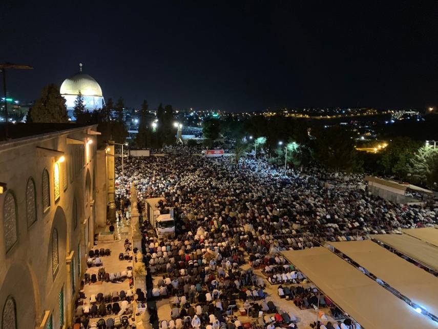 قبلہی اول میں‌جمعۃ الوداع کے موقع پر فلسطینیوں کا جم غفیر